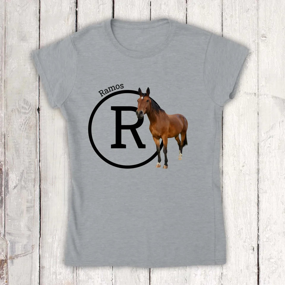 Initiale mit Bild und Text für Reiter und Pferdeliebhaber - Individuelles T-Shirt oder Hoodie