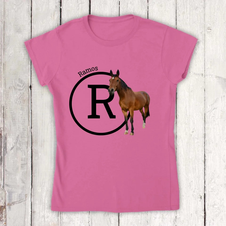Initiale mit Bild und Text für Reiter und Pferdeliebhaber - Individuelles T-Shirt oder Hoodie