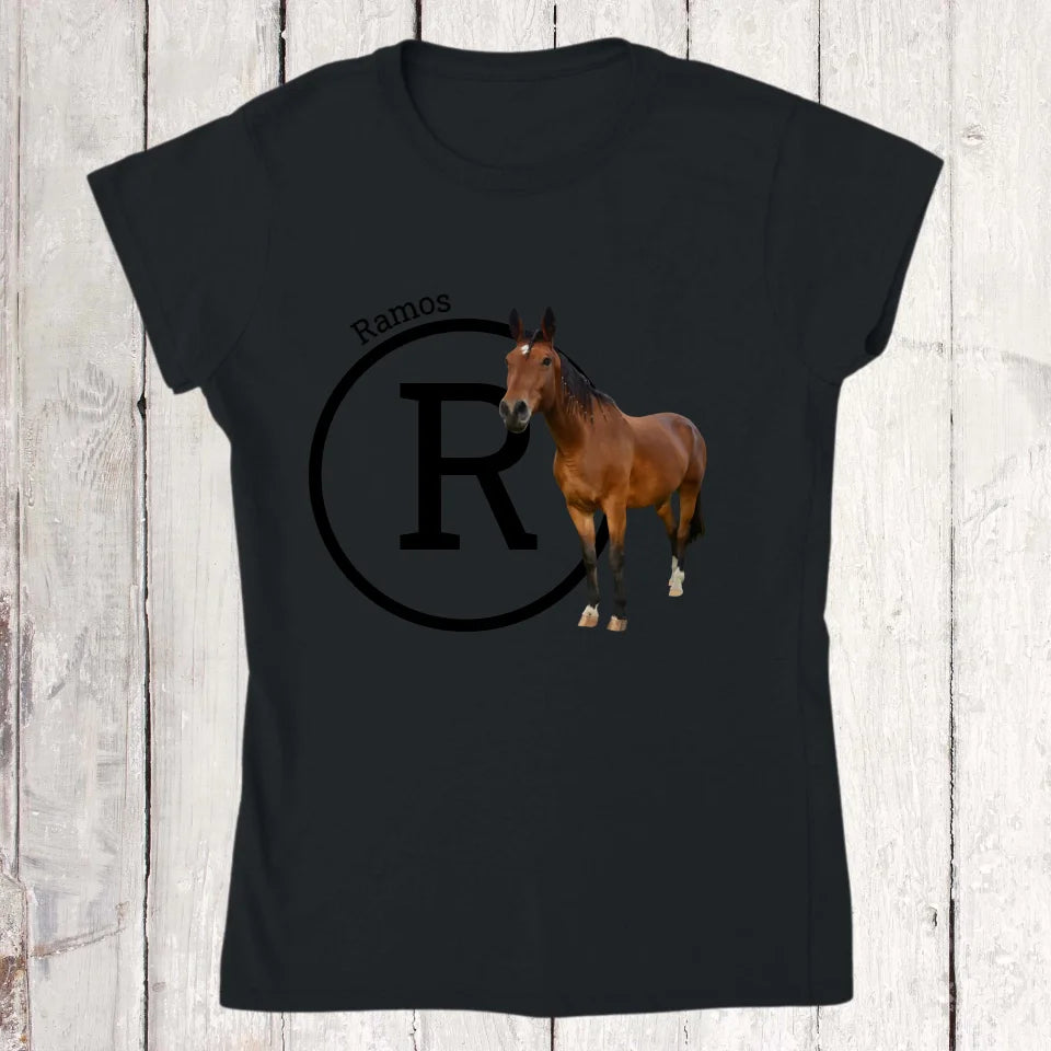 Initiale mit Bild und Text für Reiter und Pferdeliebhaber - Individuelles T-Shirt oder Hoodie