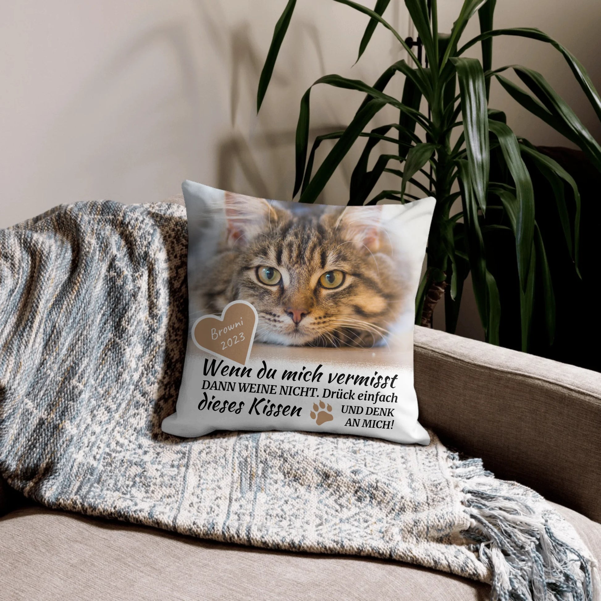 05_premium_pillow_lifestyle_18x18_base