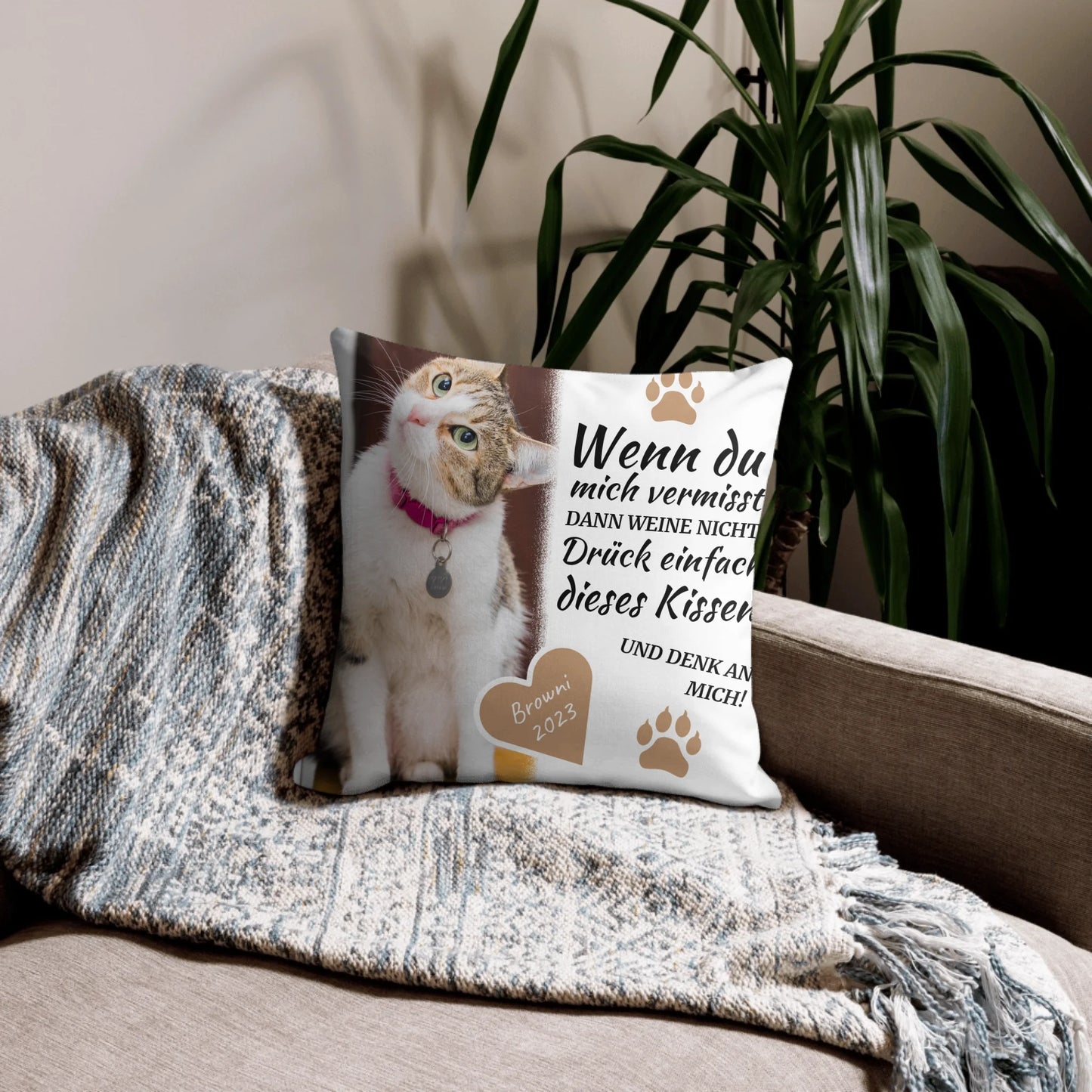 05_premium_pillow_lifestyle_18x18_base