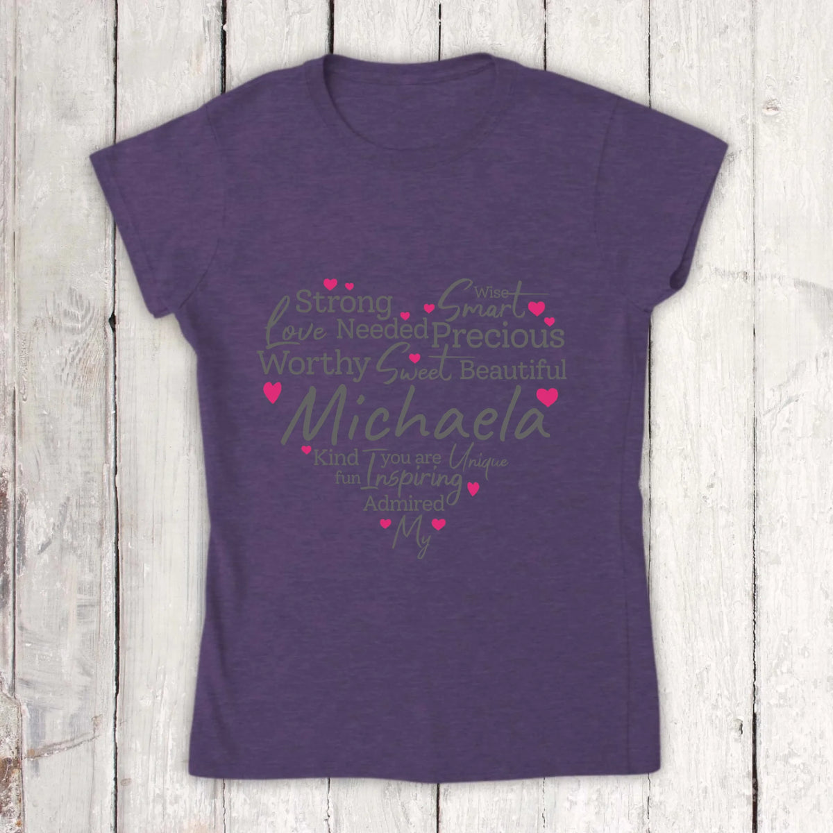 Eigenschaften einer Mutter, Oma oder einer starken Frau - Individuelles T-Shirt | Personalize Palace